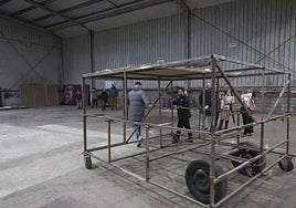 Las peñas están construyendo sus artilugios para el Descenso de Galiana en varias naves municipales.