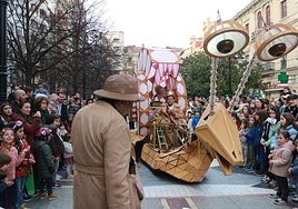 El pasacalles itinerante 'Mi gran caracol', de la compañía Ángeles de Trapo, cruzando ayer el Paseo de Begoña.