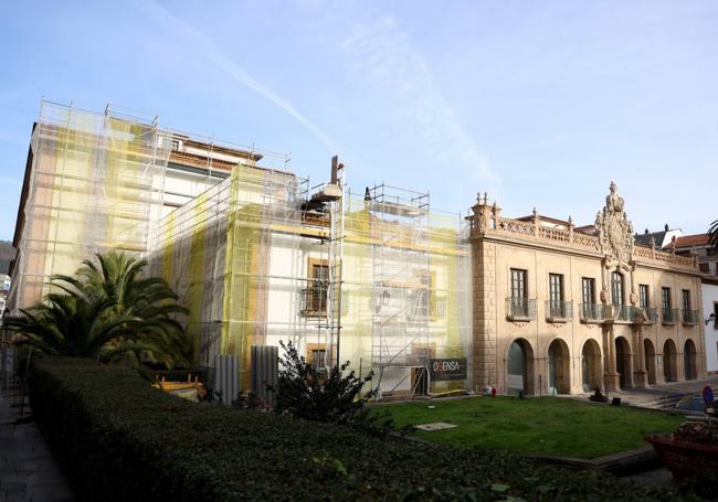 Andamios en el hotel de la Reconquista para la segunda fase de la remodelación.