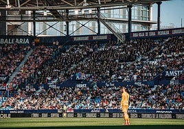 El guardameta Yáñez, el mejor de los rojiblancos ayer en el Ciutat de Valencia, con la mirada fija en el juego de sus compañeros.