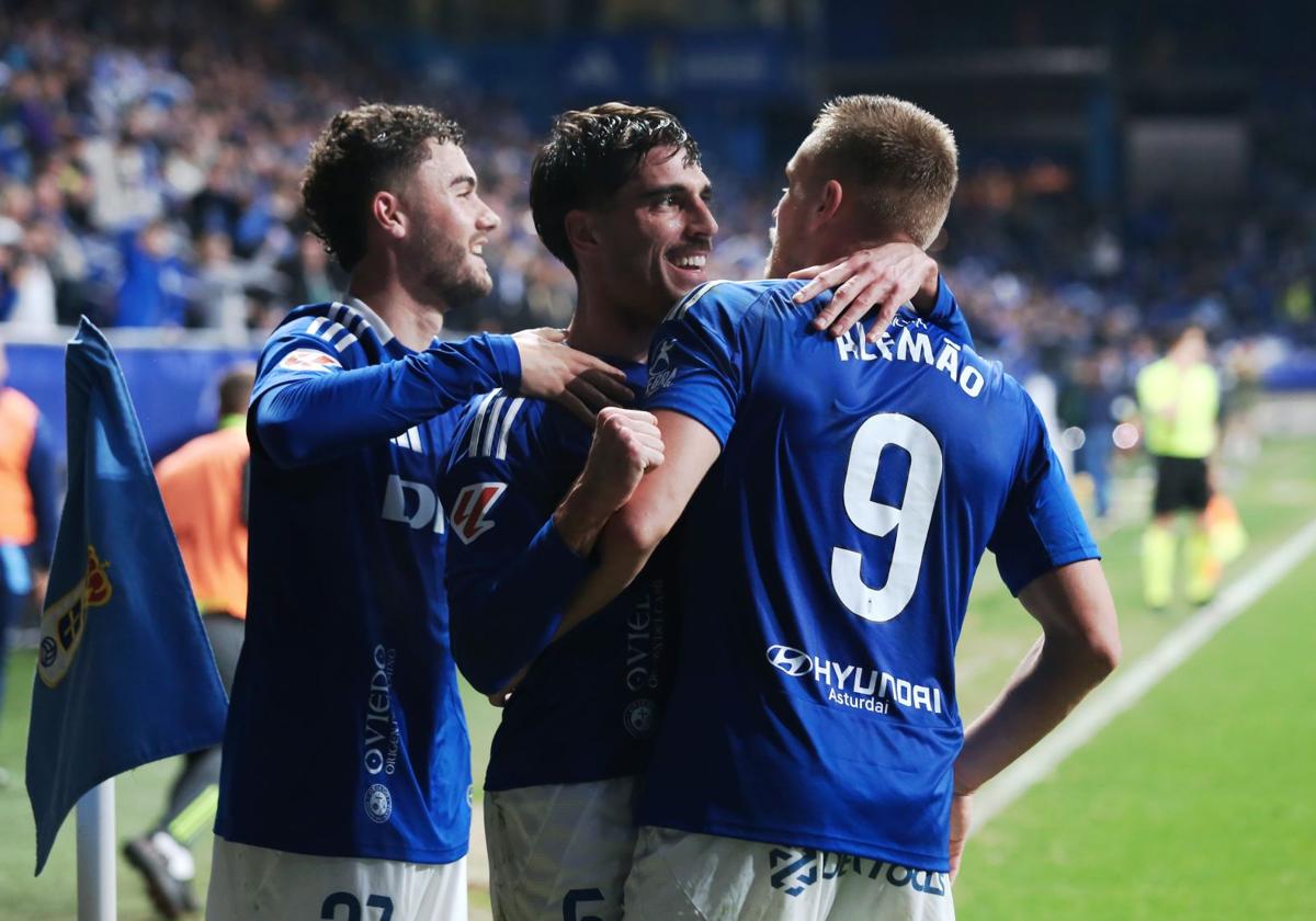 Cardero y Alemao abrazan a Nacho Vidal tras su gol, el que dio el triunfo al Real Oviedo en el Tartiere.