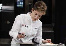 La chef Vicky Sevilla durante su ponencia en Madrid Fusión sobre la historia de los escabeches en la cocina.