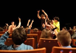 Animal Religion interpreta 'Copiar' para escolares en el teatro de la Laboral.