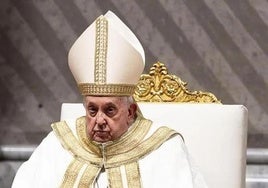 La infección respiratoria polimicrobiana diagnosticada al Papa Francisco ha obligado a una hospitalización, pero su situación se mantiene estable .