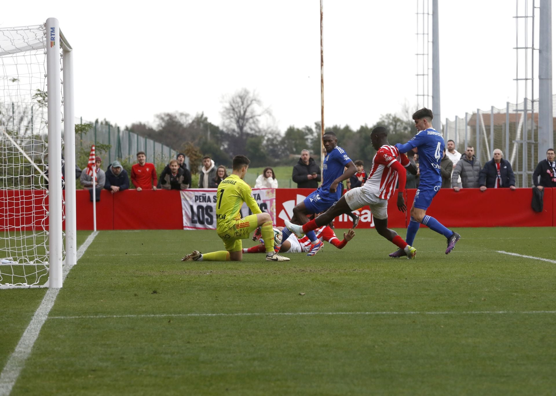 Sporting Atlético 3 - 3 Oviedo Vetusta, en imágenes