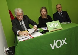 Manuel Herminio García, presidente de la Asociación de Viviendas de Uso Turístico de Asturias, compareció en rueda de prensa junto a la portavoz de Vox en Avilés, Arancha Martínez Riola, y el diputado en la Junta General, Gonzalo Centeno.