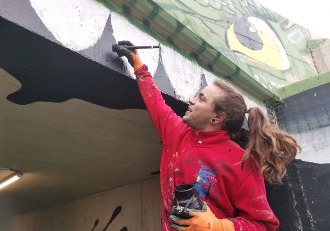 Uno de los artistas colaboradores de 'Sfhir', trabajando en el mural de La Fresneda.