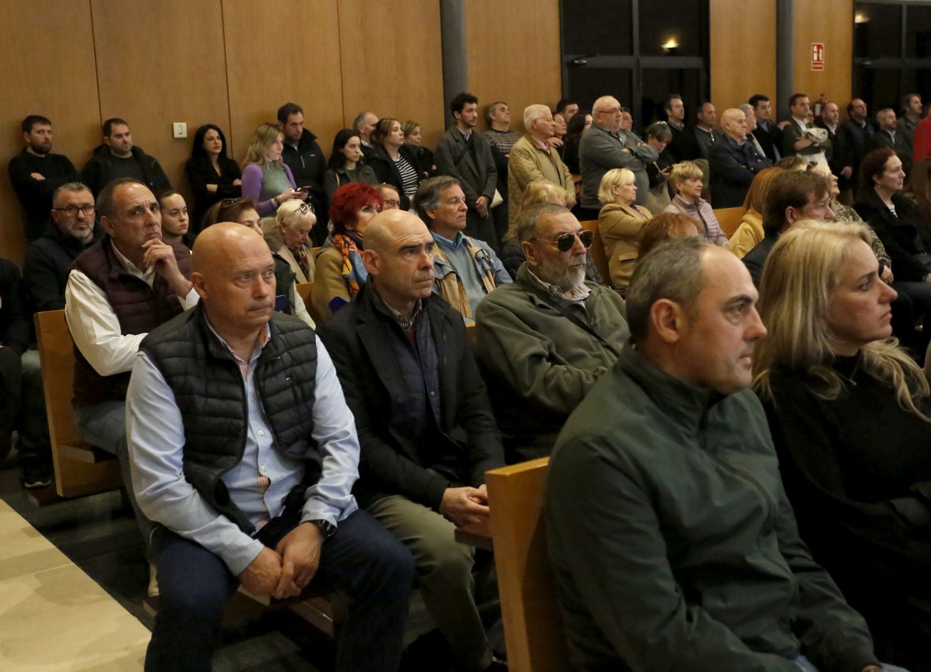 Multitudinaria despedida al hostelero gijonés César Telenti