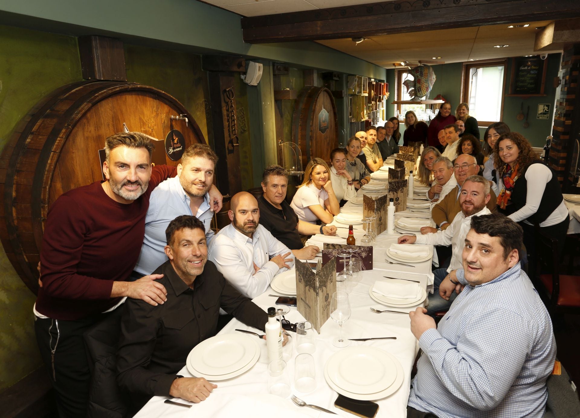 Multitudinaria despedida al hostelero gijonés César Telenti