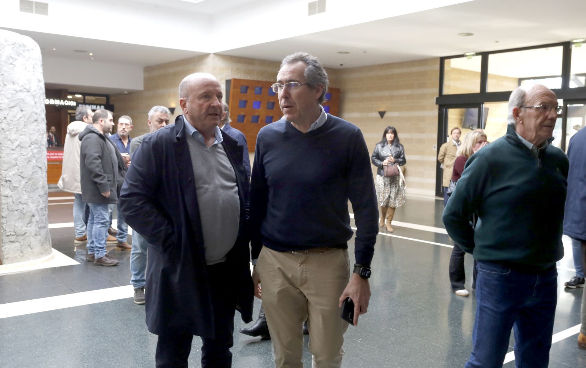 Multitudinaria despedida al hostelero gijonés César Telenti