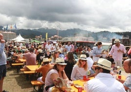 Asistentes a una pasada edición del festival de comida Fartukarte de Ribadesella.