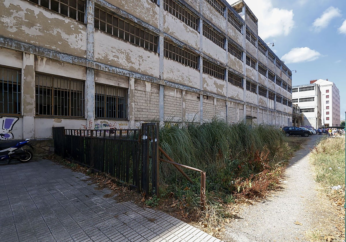 La nave de Flex, tras años de abandono.