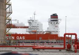 La regasificadora de Gijón plantea la coexistencia de gas natural y otras fuentes de energía a partir de 2027
