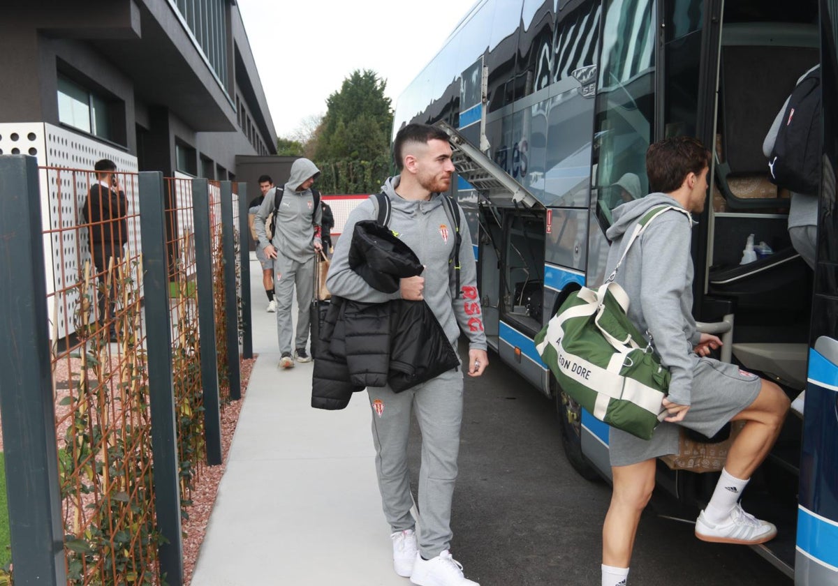 Campuzano y Méndez se suben al autobús para emprender el último viaje a Valencia.