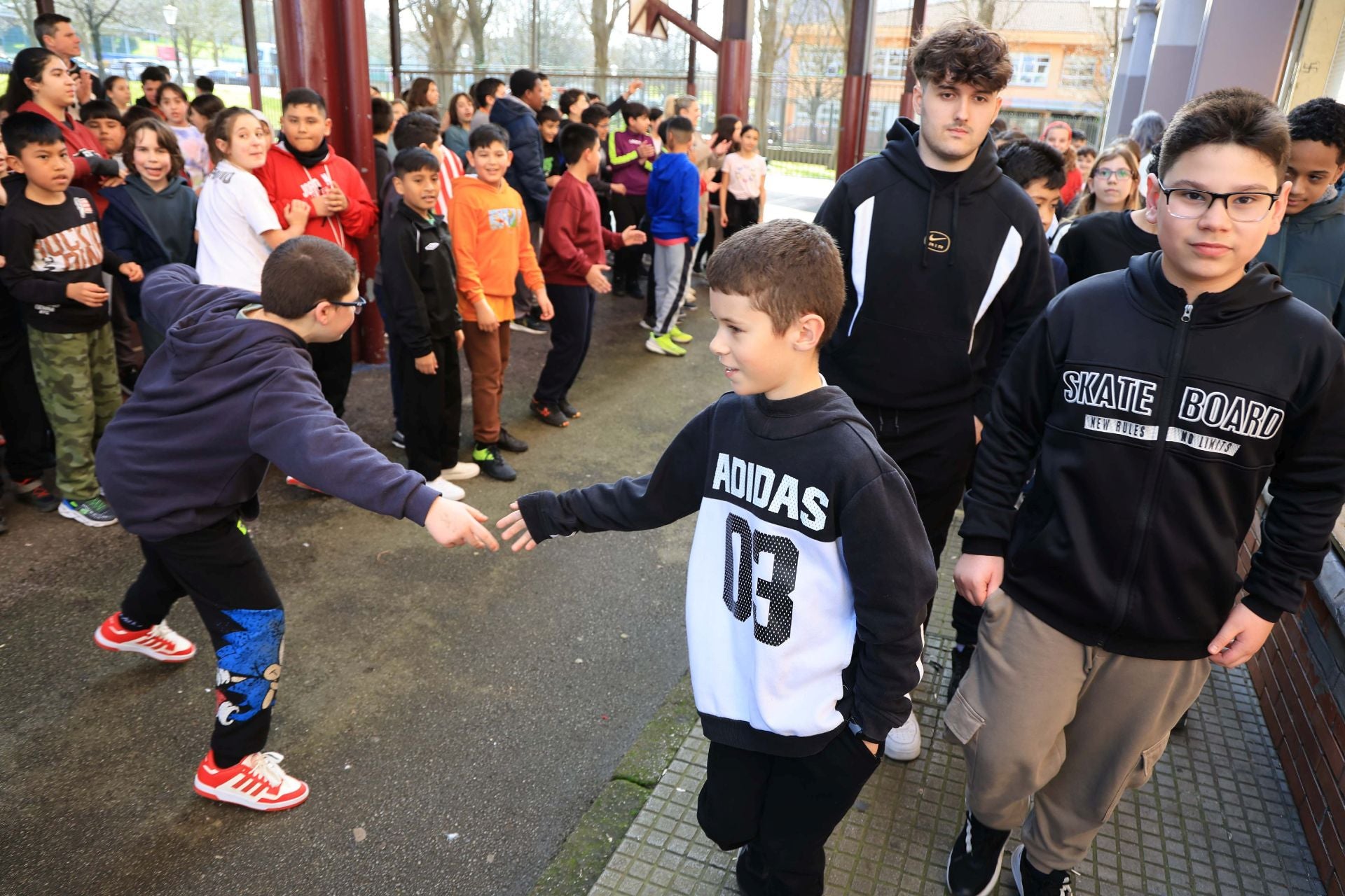 Lágrimas y abrazos en la despedida de los alumnos del colegio Rey Pelayo