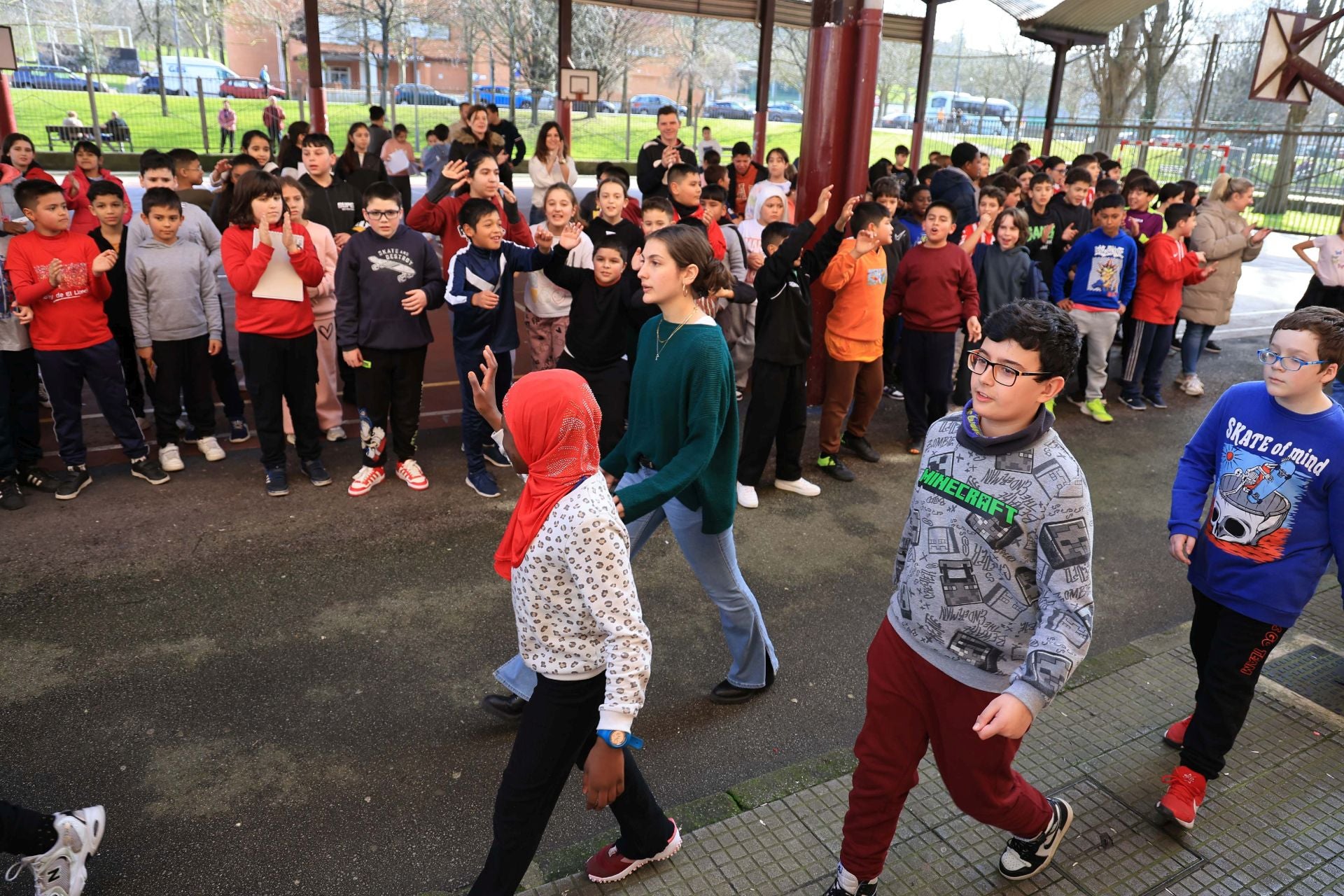 Lágrimas y abrazos en la despedida de los alumnos del colegio Rey Pelayo