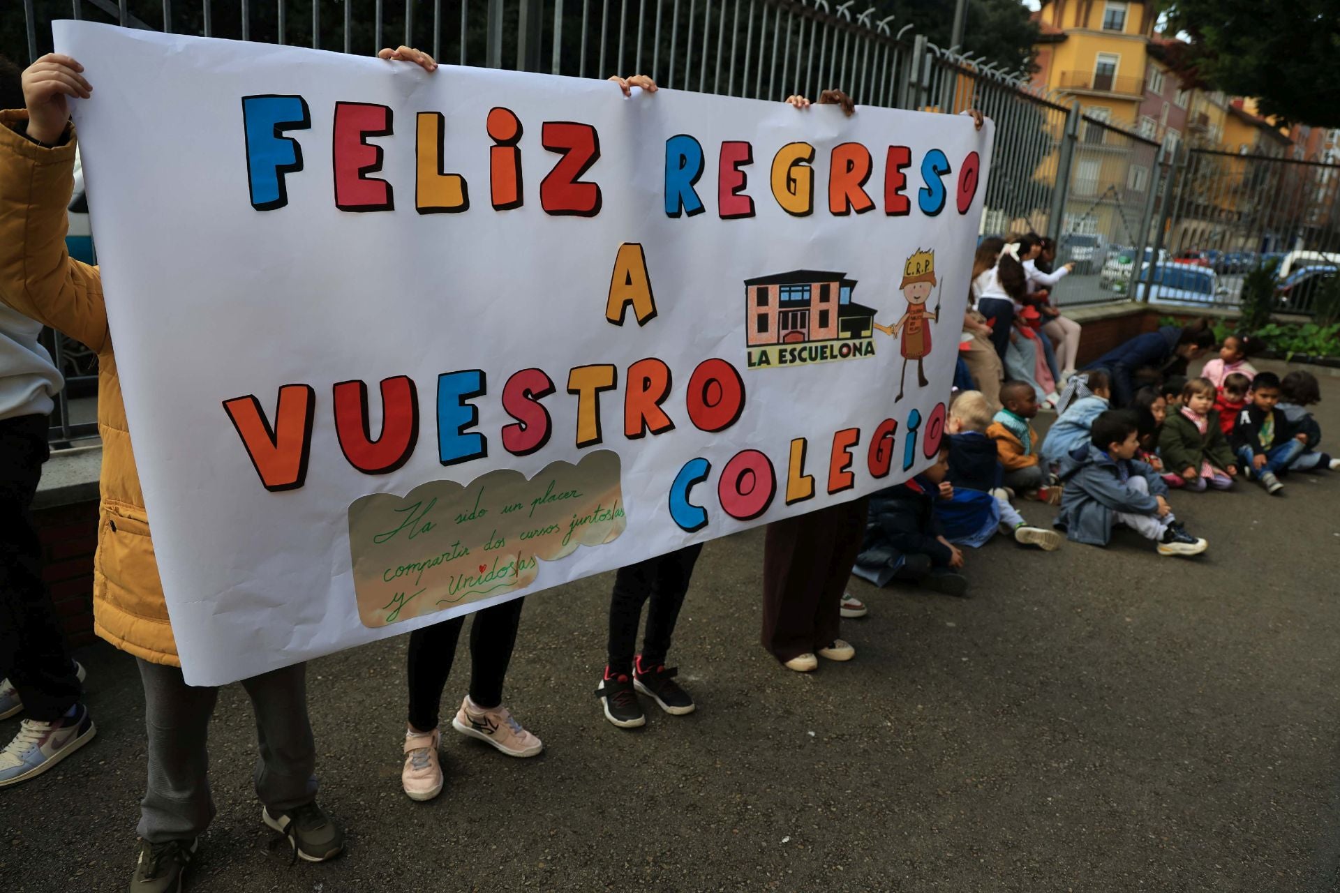 Lágrimas y abrazos en la despedida de los alumnos del colegio Rey Pelayo