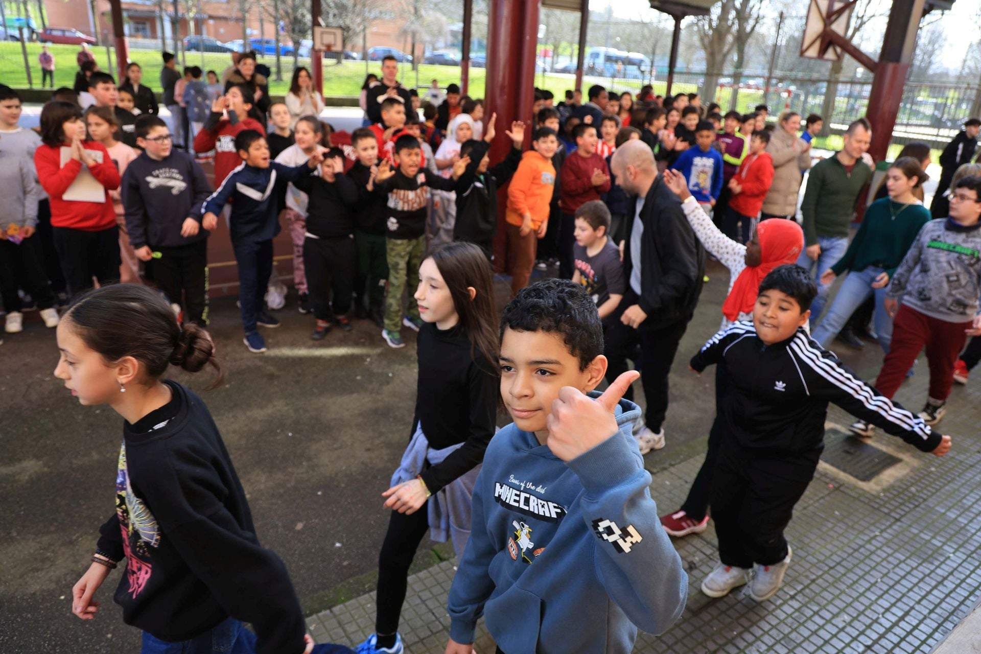 Lágrimas y abrazos en la despedida de los alumnos del colegio Rey Pelayo