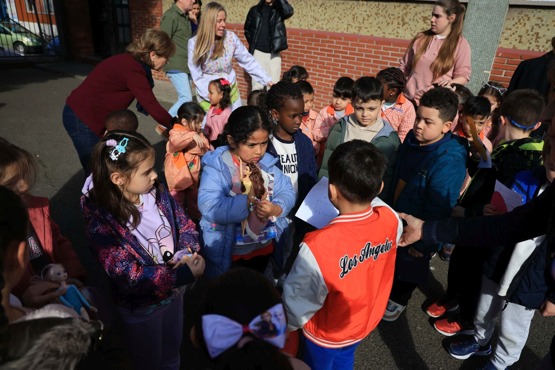 Lágrimas y abrazos en la despedida de los alumnos del colegio Rey Pelayo