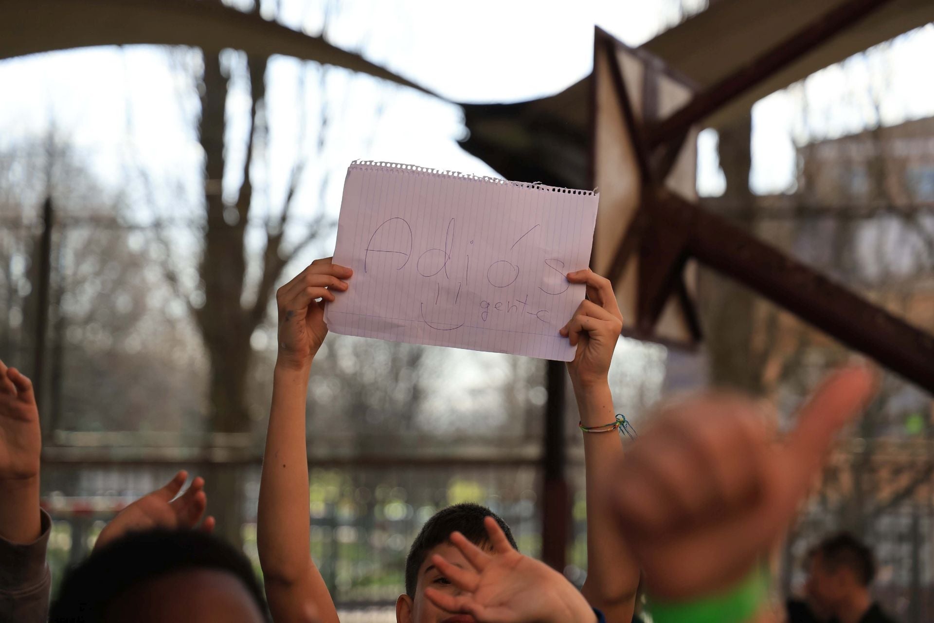 Lágrimas y abrazos en la despedida de los alumnos del colegio Rey Pelayo