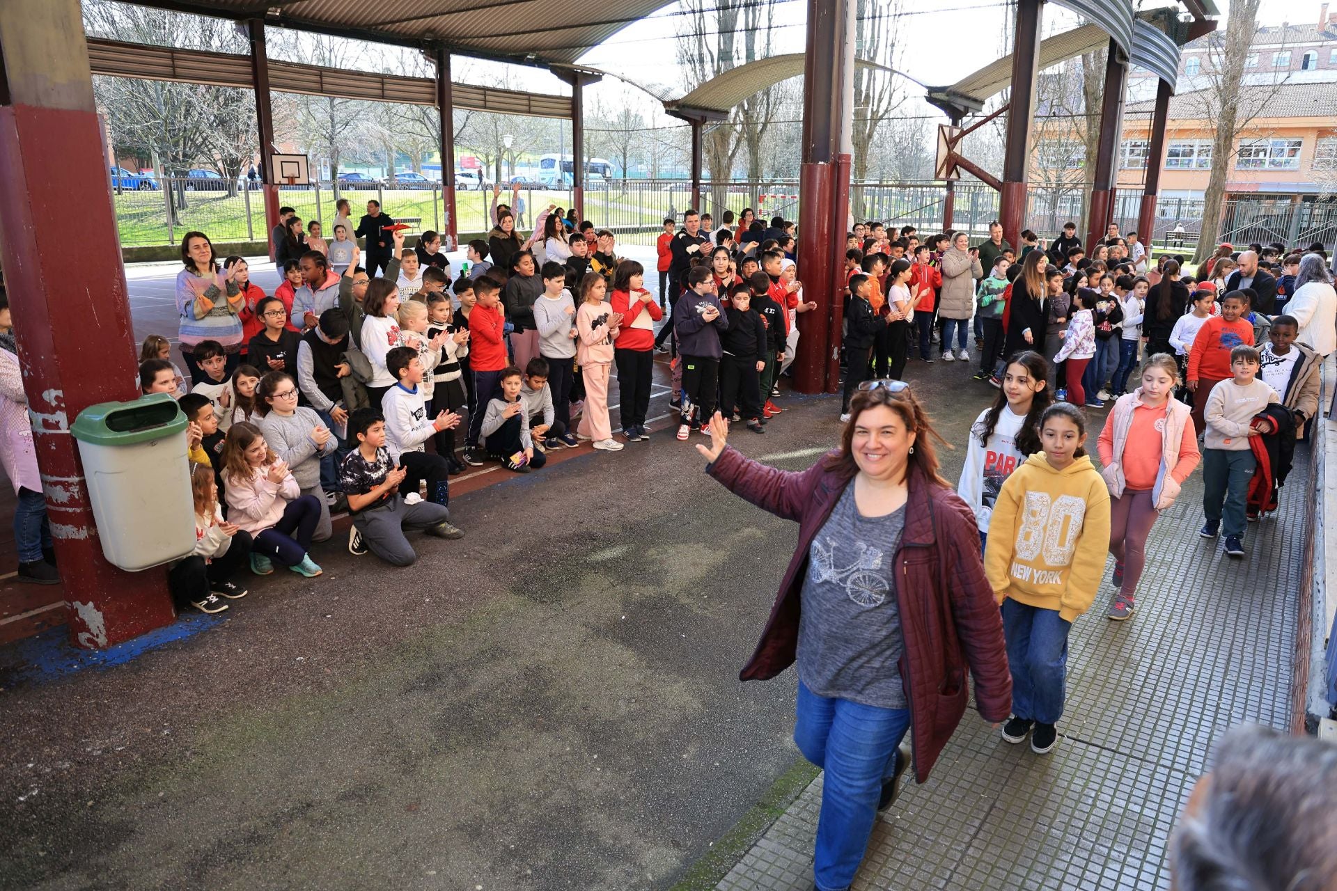Lágrimas y abrazos en la despedida de los alumnos del colegio Rey Pelayo