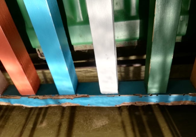 Carcoma en una de las barandillas de una zona para menores de tres años