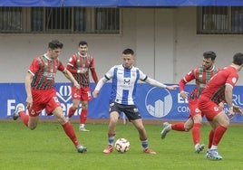 Osky, rodeado de jugadores de la Gimnástica el pasado domingo en el Suárez Puerta.