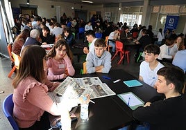 La periodista de EL COMERCIO Laura Mayordomo, con cuatro alumnos del Montedeva, durante el encuentro profesional.