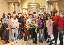 Magüi Mira con el alumnado y dos profesoras del Bachillerato de Música y Artes Escénicas del Menéndez Pidal.