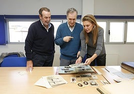 Eduardo y Bárbara Díaz García-Bernardo observan el material donado con Juaco López.