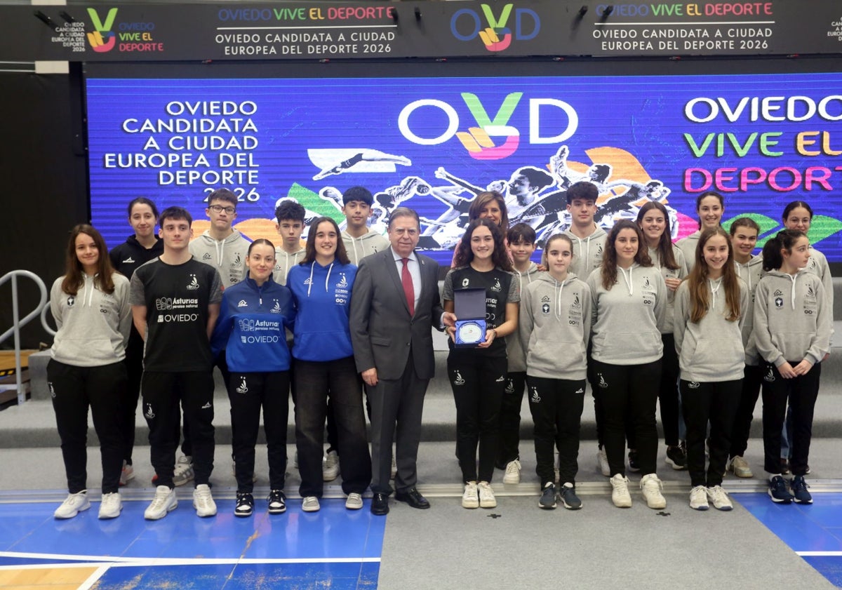 Imagen principal - Distintos momentos del homenaje a los mejores deportistas de Oviedo, como el Badminton Oviedo, el Oviedo Club Baloncesto y al piloto Javi Villa, en las imágenes junto al alcalde Alfredo Canteli.