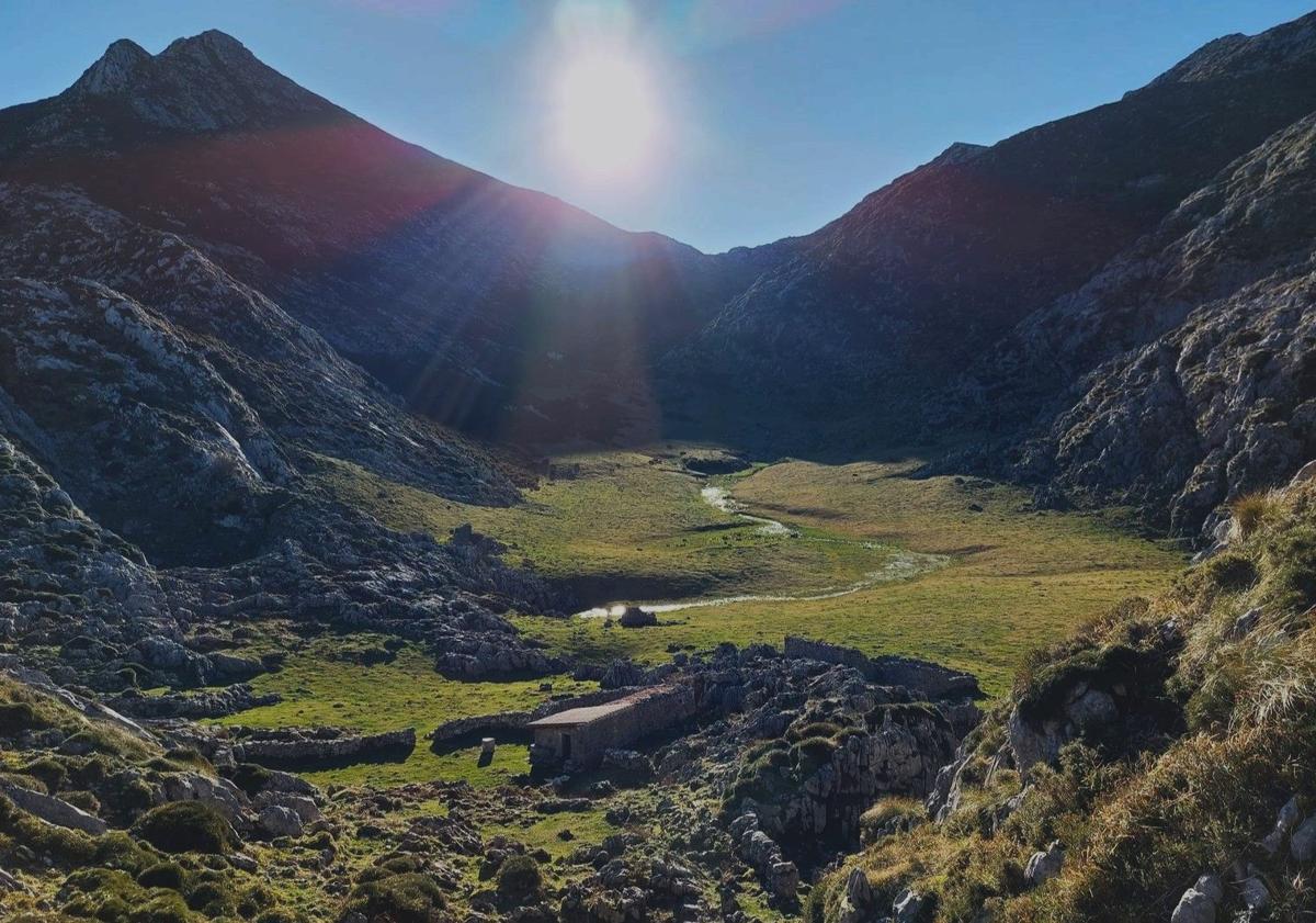 Imagen principal - Camplengu la Cueva, preciosa majada al pie de Cabeza Xatera; vistas a la sierra del Sueve desde los altos del Cornión; collau Sierra Buena, a medio camino entre las dos cumbres de esta ruta 