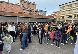 Los alumnos del colegio Rey Pelayo vuelven a sus aulas dos años depués del derrumbe.