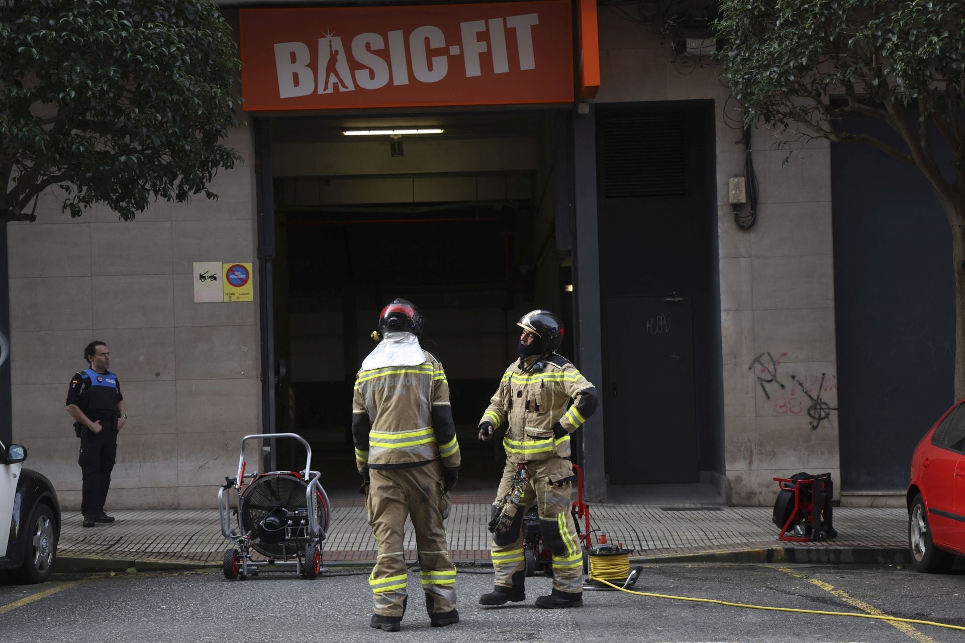 Alarma en Gijón por un incendio en un garaje que obligó a desalojar un gimnasio