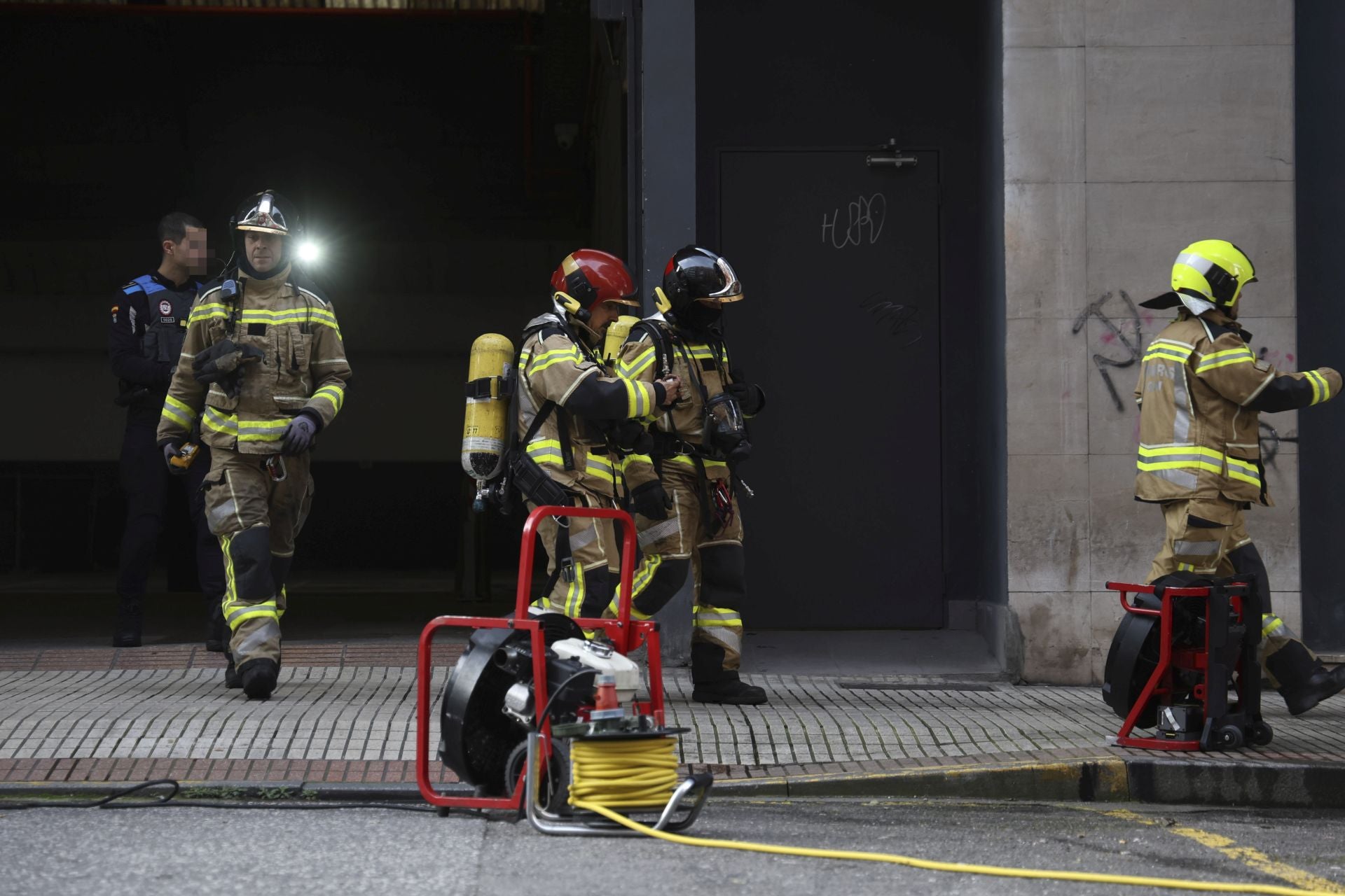 Alarma en Gijón por un incendio en un garaje que obligó a desalojar un gimnasio