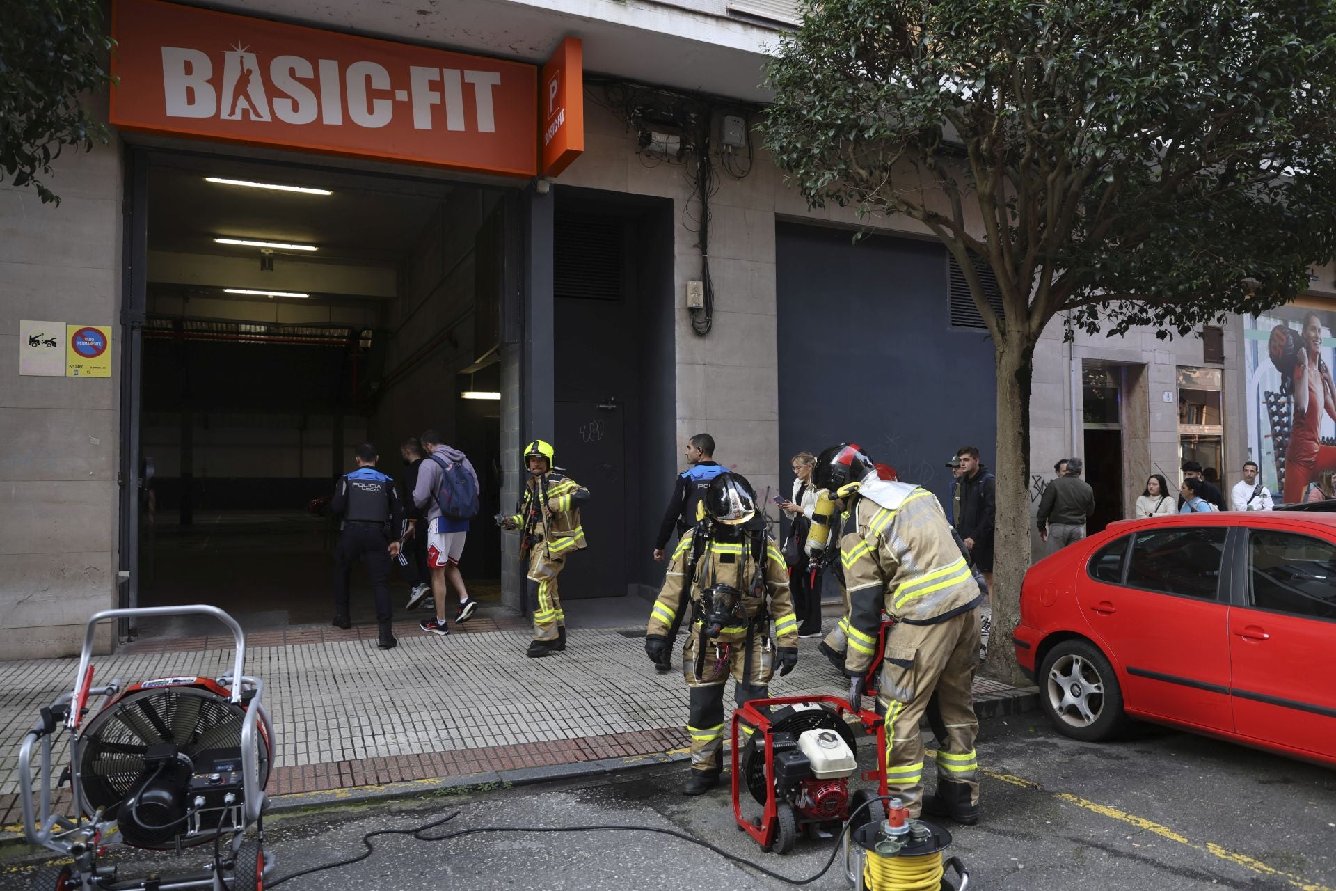Alarma en Gijón por un incendio en un garaje que obligó a desalojar un gimnasio