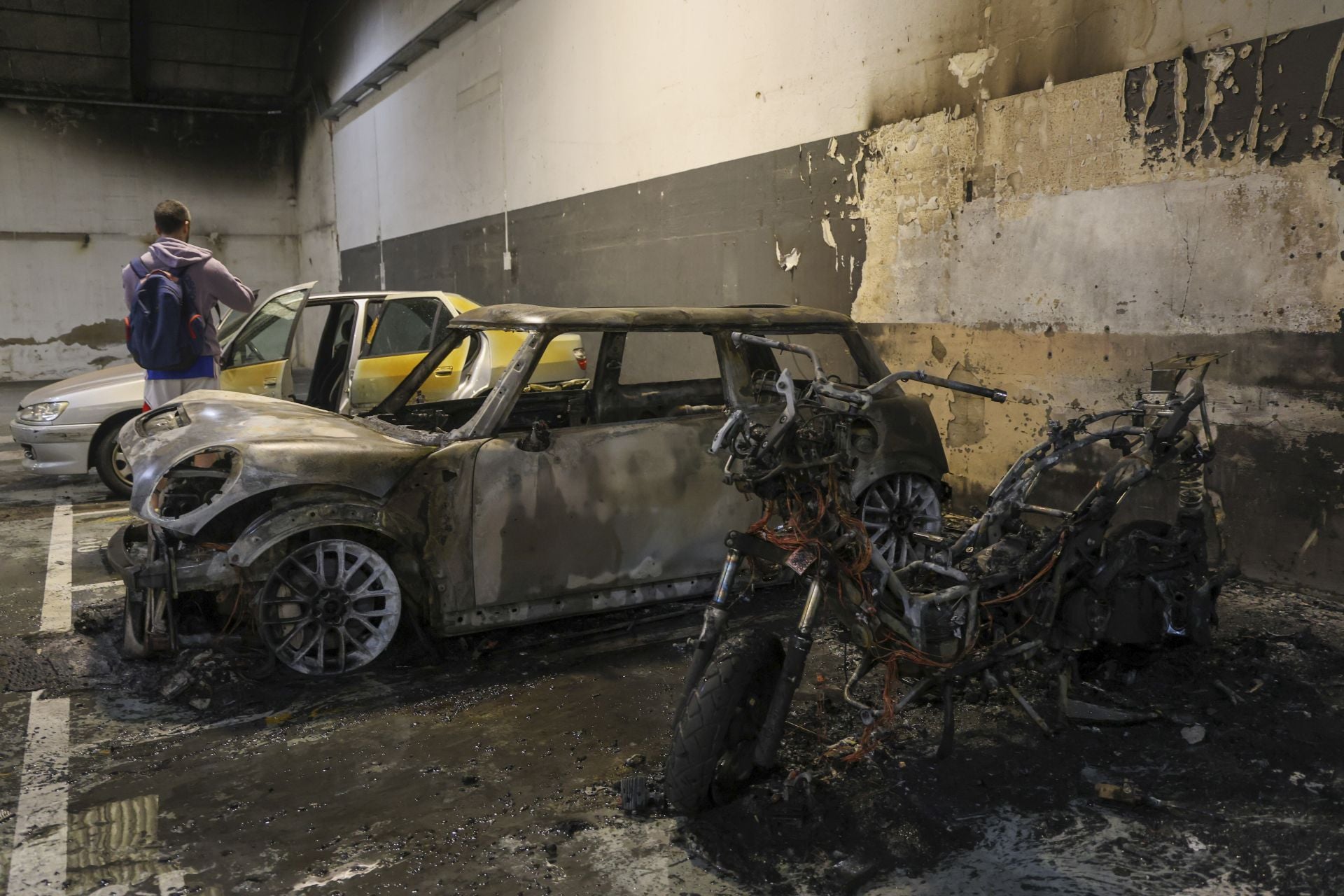 Alarma en Gijón por un incendio en un garaje que obligó a desalojar un gimnasio