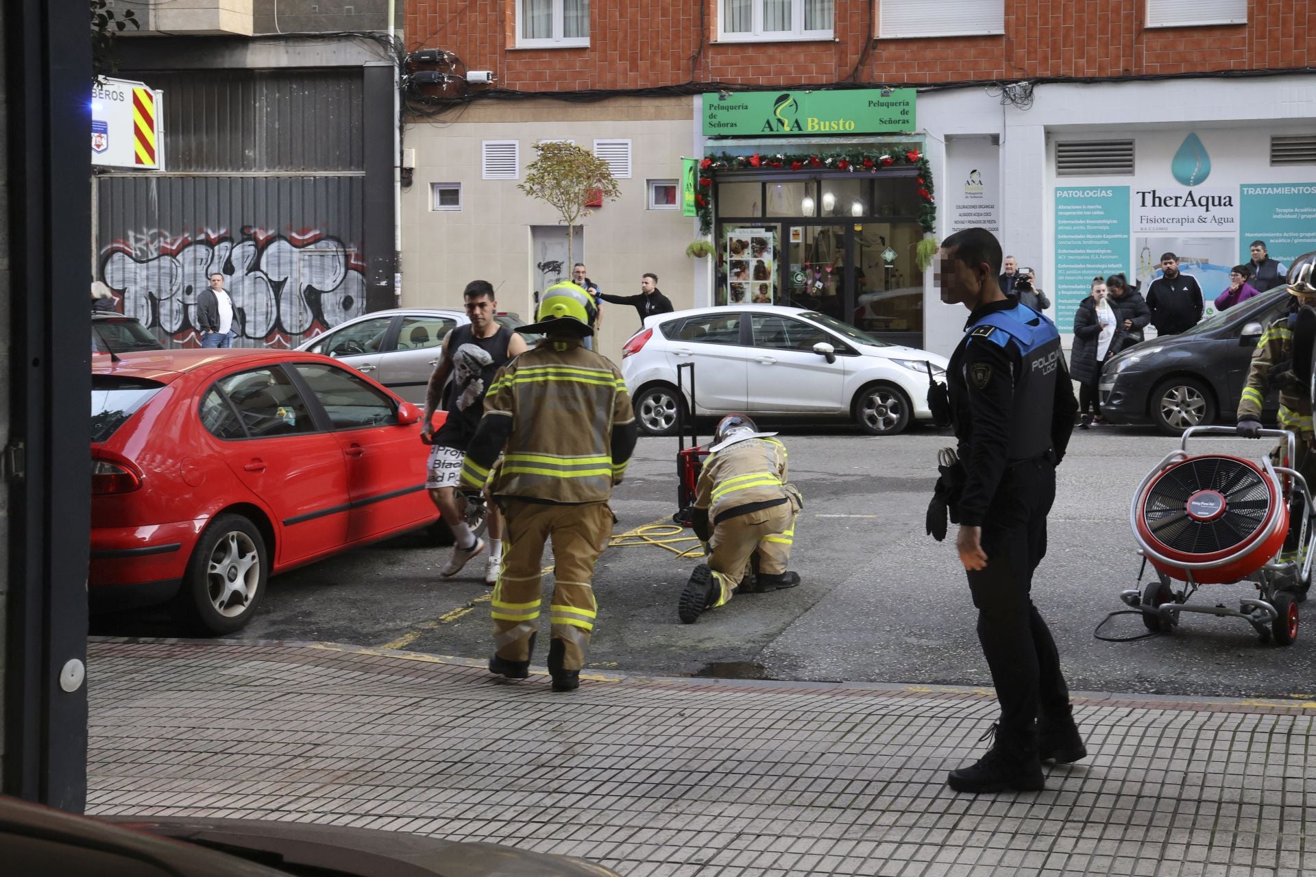 Alarma en Gijón por un incendio en un garaje que obligó a desalojar un gimnasio