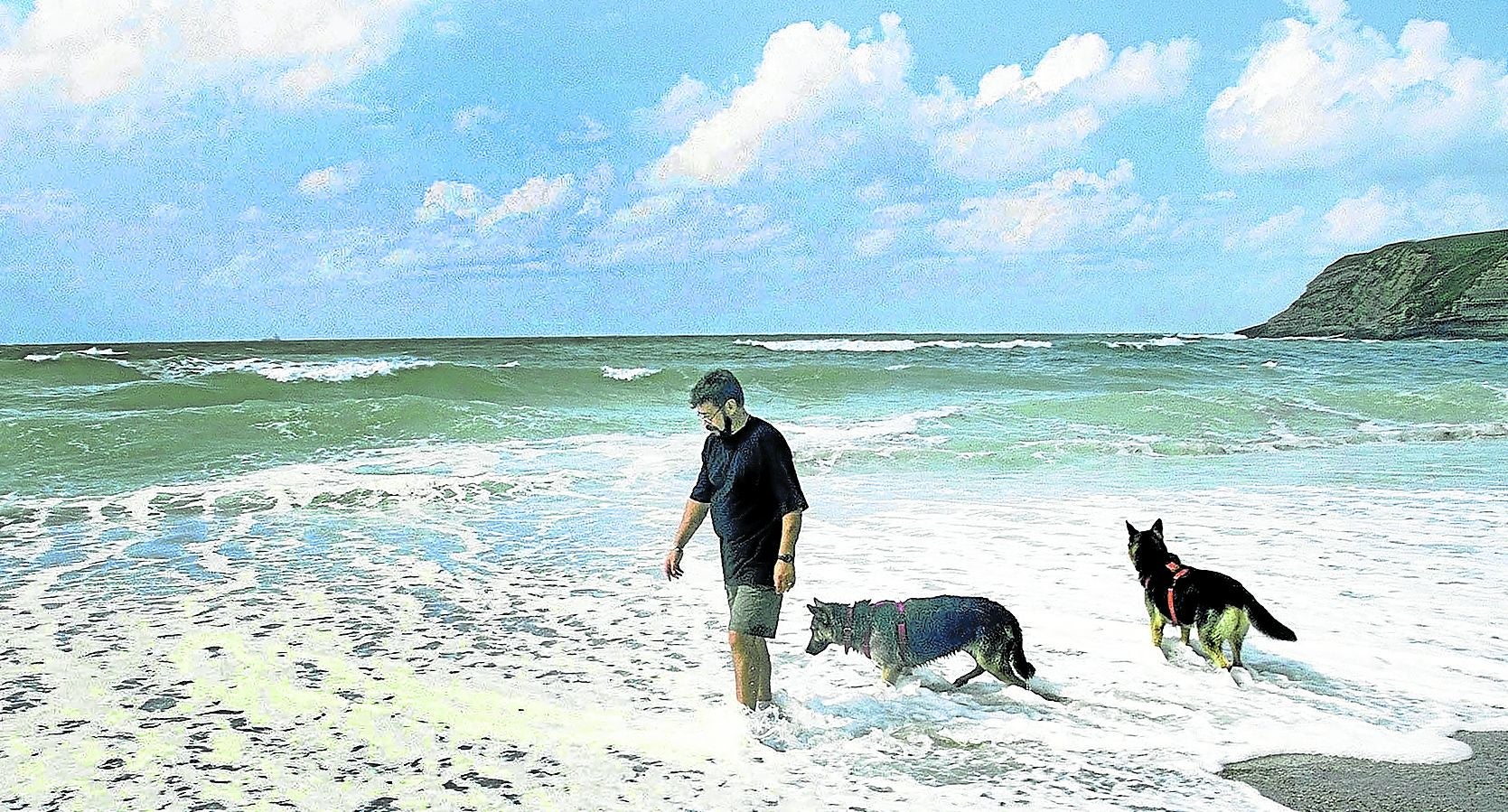 Luis Sepúlveda, con sus perros Laika y Zarco.