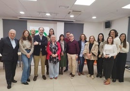 Asistentes a una de las mesas de trabajo, junto a la teniente de alcalde de Llanera, Eva María Pérez, y la concejala de Educación y Bienestar Social, Monste Alonso.