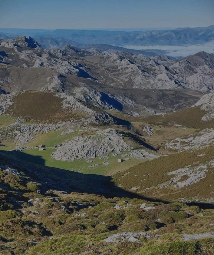 Imagen secundaria 2 - Camplengu la Cueva, preciosa majada al pie de Cabeza Xatera; vistas a la sierra del Sueve desde los altos del Cornión; collau Sierra Buena, a medio camino entre las dos cumbres de esta ruta 