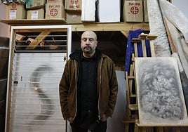 Paco Nadie, en su estudio de Gijón.