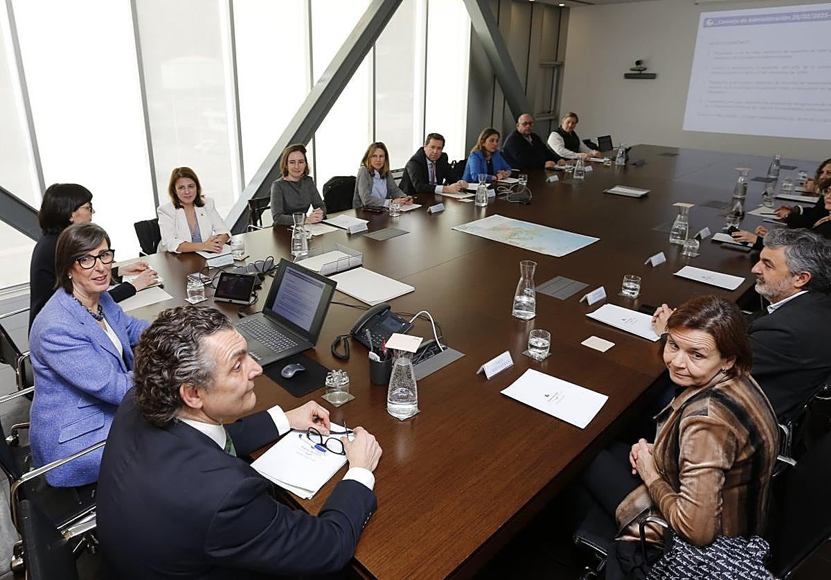 Nieves Roqueñí presidió este jueves su primer consejo de administración de El Musel, en el que fue nombrado su equipo directivo.