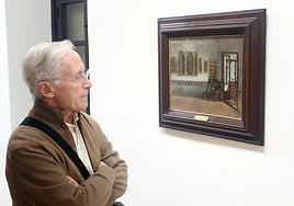 Un visitante observa el cuadro de José de Rosales.