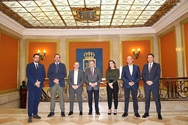 Los asistentes al encuentro con Alfredo Canteli.