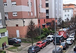 Bomberos, funeraria y Policía Nacional durante la intervención en el trastero de la calle Conde Toreno.