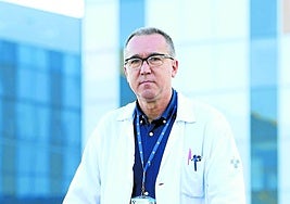 Pablo Fernández, en el HUCA, donde ejerce como cirujano especialista en patología mamaria.