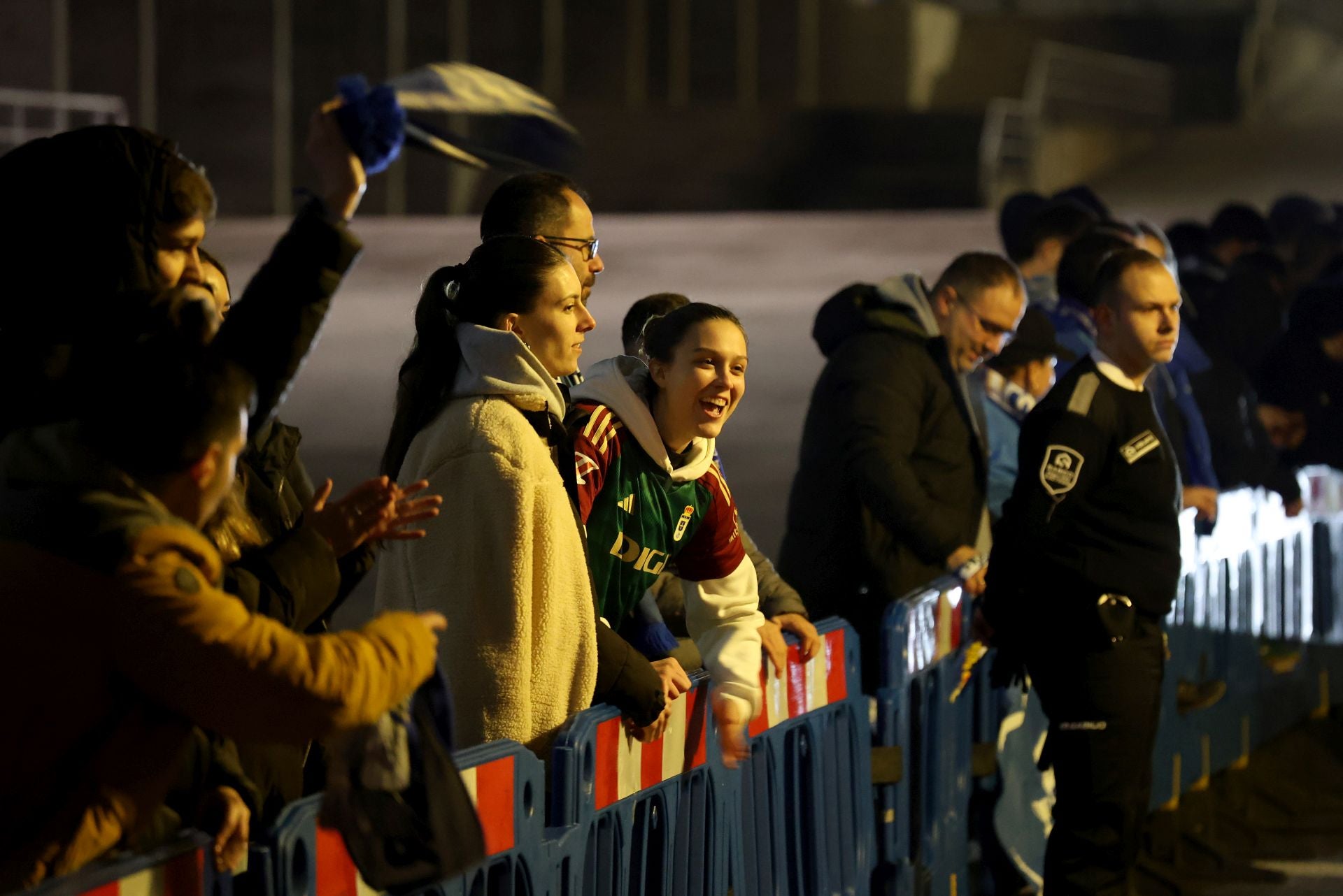 La afición recibe al Real Oviedo tras volver como líder de segunda