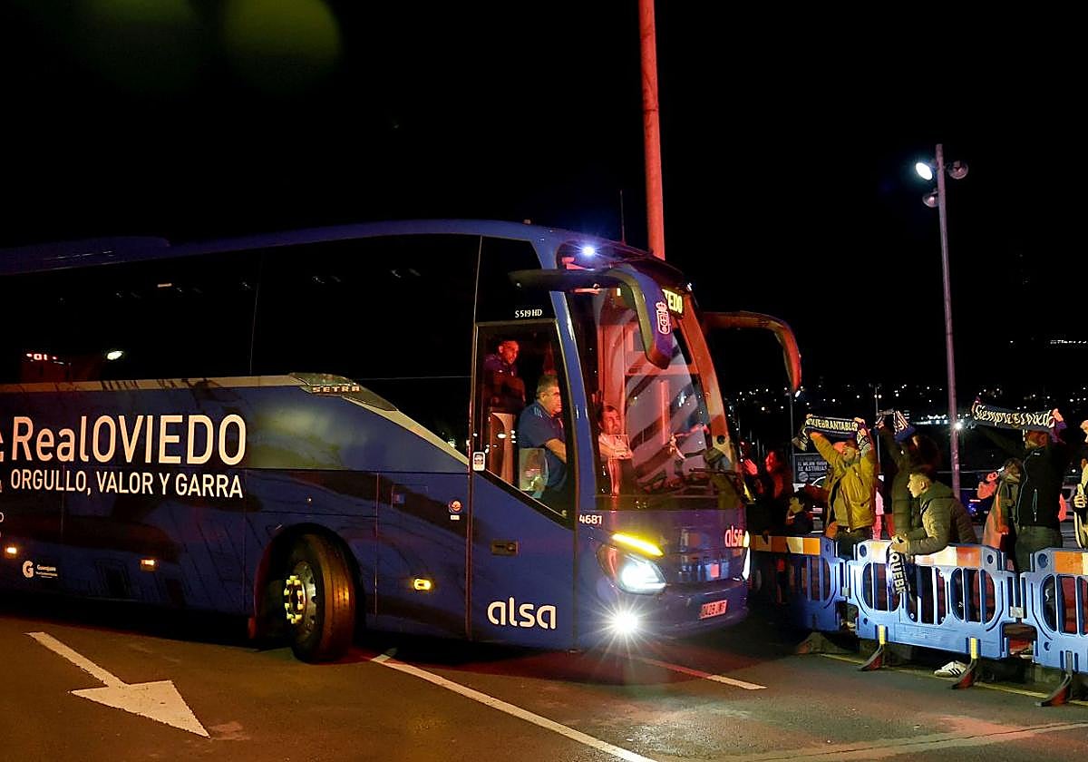 La afición recibe al Real Oviedo tras volver como líder de segunda