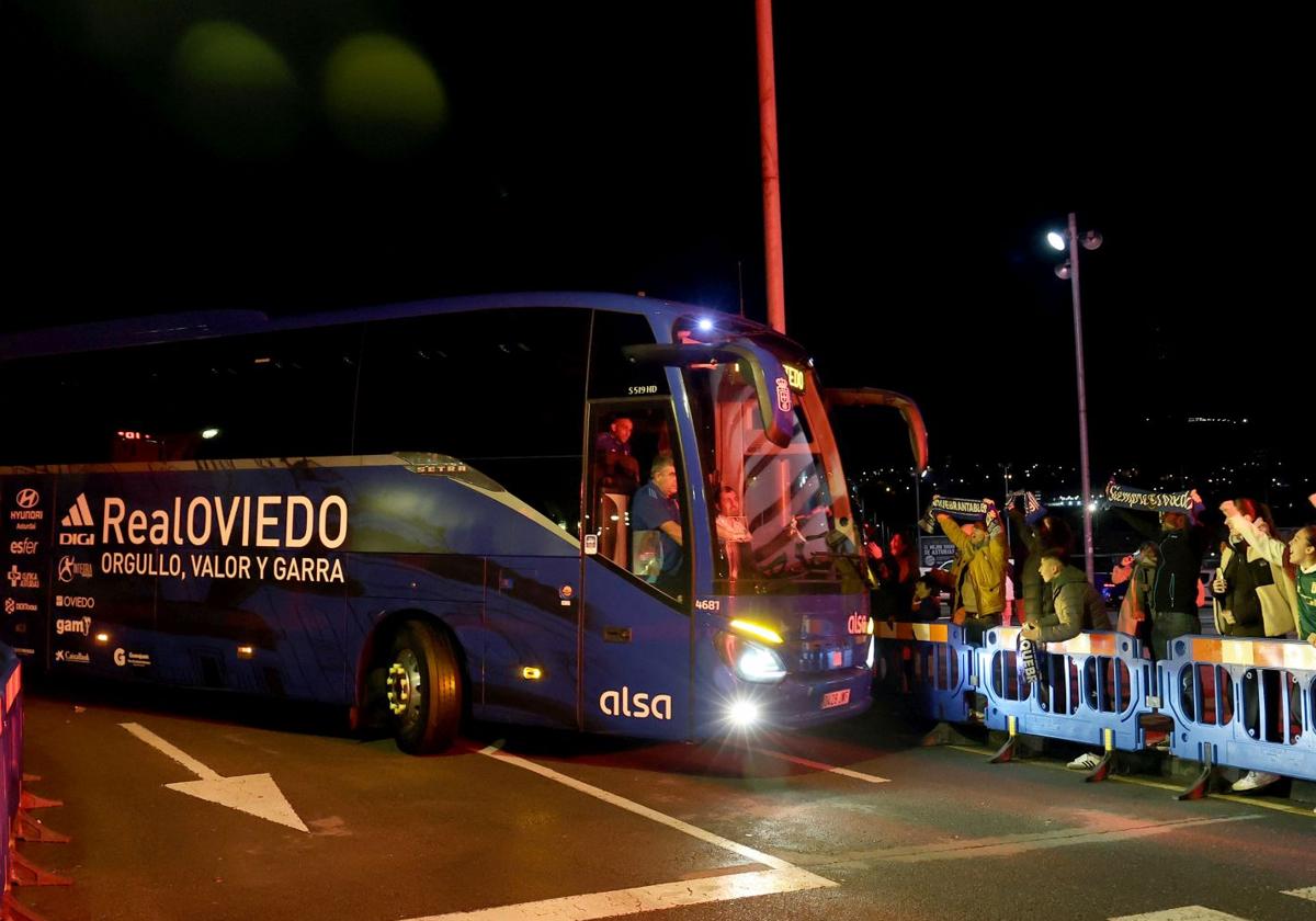 La afición recibe al Real Oviedo tras volver como líder de segunda